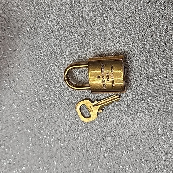 Louis Vuitton lock and key #315 with small bag - Picture 5 of 6
